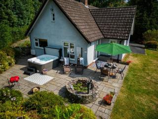 A spacious hidden gem with hot tub, lovely garden & views - 8