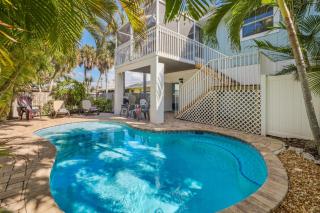 Island Hideaway East: 5 Minute Walk to Beach, Private Pool by Anna Maria Life Vacation Rentals - 0