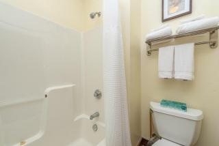 A119 Studio Lake View - Oakland - 3