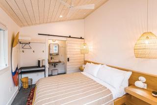 Mini Shortboard Room with a Queen Bed - 0