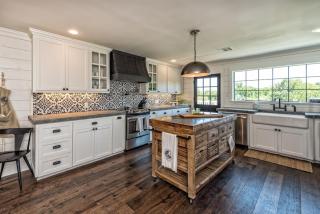 FIXER UPPER’s Original BARNDOMINIUM!! Sits on Private 16 wooded acres & lake - 4