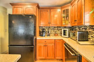 Walk to Beach Maine Home with Hot Tub and Deck! - Old Orchard Beach - 2