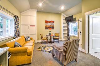 Welcoming Downtown Branson Cottage with Pool Access! - Branson - 5