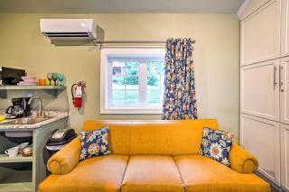 Welcoming Downtown Branson Cottage with Pool Access! - Branson - 1