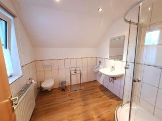 Komfortable 90 qm Ferienwohnung Berta mit 3 Schlafzimmern Küche Balkon Wohnzimmer mit großem LED TV InternetWiFi Flatrate und kostenlosen Parkplatz inklusive in Brilon Madfeld mit Rechnung - 6