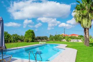 Villa Afroditi in Chania near Airport with Private Pool, Free Wi-Fi, Souda Bay Views, Garden Oasis - Kounoupidiana - 5