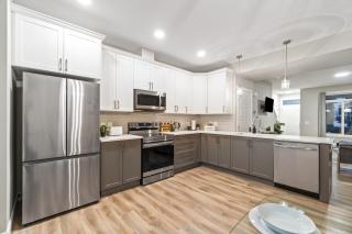 Stylish Home Base for Short or Long Stays - 6