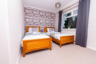 The Grove, 4BR sleeps 7, central, Parking & Wi-Fi - 8