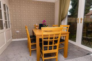 The Grove, 4BR sleeps 7, central, Parking & Wi-Fi - 3