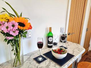 Modern Apt near Train Station and Ideal for Long Stays - 8