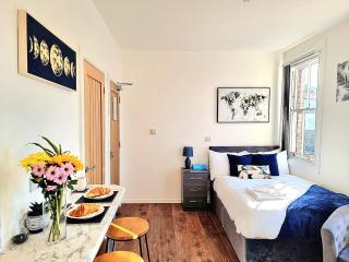 Modern Apt near Train Station and Ideal for Long Stays - 6
