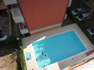 Renewed two-roomed flat with swimming pool - 9