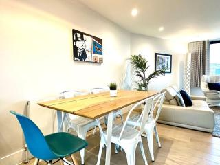 Sea View Ultra Modern 2 bedroom Apartment - 1 Min Walk to the Best Beach! - Great Location - FREE Parking - Fast WiFi - Smart TV - sleeps up to 4! Close to Purbeck, Corfe Castle, Sandbanks, Poole & Bournemouth - 4