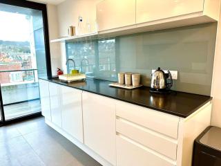 Sea View Ultra Modern 2 bedroom Apartment - 1 Min Walk to the Best Beach! - Great Location - FREE Parking - Fast WiFi - Smart TV - sleeps up to 4! Close to Purbeck, Corfe Castle, Sandbanks, Poole & Bournemouth - 3