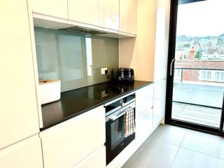 Sea View Ultra Modern 2 bedroom Apartment - 1 Min Walk to the Best Beach! - Great Location - FREE Parking - Fast WiFi - Smart TV - sleeps up to 4! Close to Purbeck, Corfe Castle, Sandbanks, Poole & Bournemouth - 1