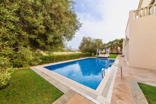 Maison Privee - Private Pool & Beach Access Villa with Cinematic Vws - Dubai - 9