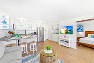Beautifully Remodeled Ocean View Condo with Free Parking - Honolulu - 1