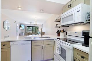 Cozy condo with pool, grills and close to food/shops - 6