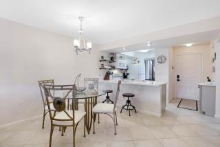 Cozy condo with pool, grills and close to food/shops - 3