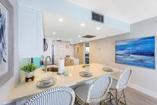Charming beachfront condo with pool, spa and views - 8