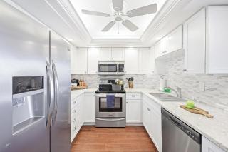 Relaxing beachfront condo with pool and ocean views - 2