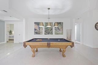 Exquisite condo with unique balcony and bay views - 8