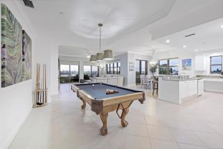 Exquisite condo with unique balcony and bay views - 7