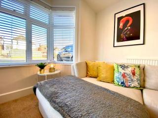 Spacious 3 Bedroom House - 5 Minutes to the nearest Beach! - Great Location - Garden - Parking - Fast WiFi - Smart TV - Newly decorated - sleeps up to 7! Close to Poole & Bournemouth & Sandbanks - Lytchett Minster - 7