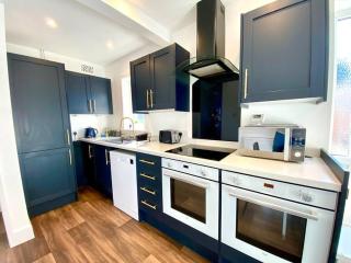 Spacious 3 Bedroom House - 5 Minutes to the nearest Beach! - Great Location - Garden - Parking - Fast WiFi - Smart TV - Newly decorated - sleeps up to 7! Close to Poole & Bournemouth & Sandbanks - 1