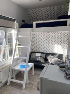 Acaster House, x4 rooms with en-suites x1 room private bathroom, street parking, close to train station - 9