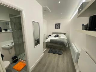 1 Bed Studio - Sleeps 2 - Smoking - Parking - Wifi - 3