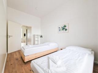 Tolstov Apartments - 1 or 4 Room Apartments - 15 Min to Messe DUS - 10 Min Old Town DUS - 1