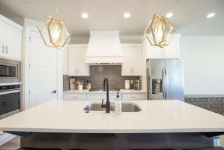 Modern Family Villa Private Hot Tub and Balconies - Washington - 7