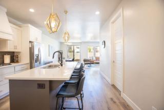 Modern Family Villa Private Hot Tub and Balconies - Washington - 6
