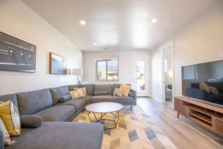 Modern Family Villa Private Hot Tub and Balconies - Washington - 4
