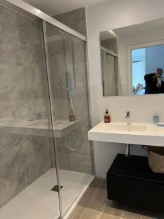 Spacious 3 Bedroom with 2 Terraces, pool, and walking distance to the beach - 1