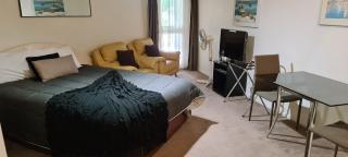 Oceanside Resort Internal Ground Floor Studio Unit Privately Owned in Mt Maunganui No External window or Air Conditioning - Mount Maunganui - 2