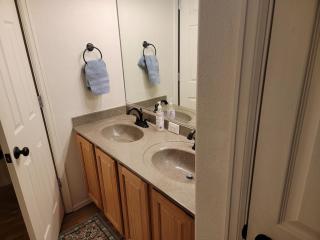 Gorgeous Pikes Peak Views, Fireplace & 3-Bedrooms - 5