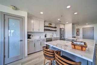 Balcony and Lake View Modern Condo in Monkey Island - 1