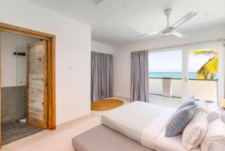 Deluxe Beachfront Penthouse with Panoramic Ocean Views - 6