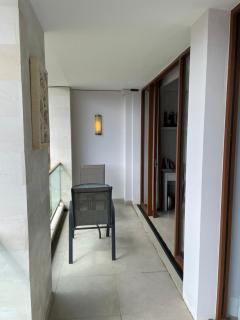 Stylish 2 Bedroom Penthouse Apt, Newly Refreshed, 50 Mbps, Pool, Gym, Resto - Kuta - 2