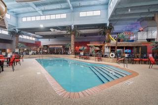 Ramada by Wyndham Sioux Falls Airport - Waterpark Resort & Event Center - 2