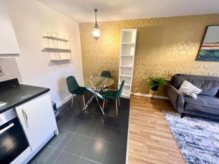 2 Bedroom Apartment near Olympic Park with Free Parking - London - 8