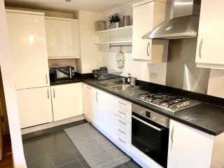 2 Bedroom Apartment near Olympic Park with Free Parking - London - 5