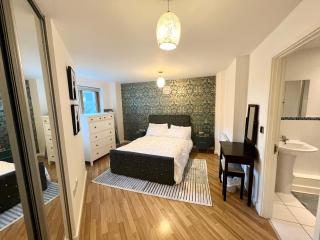 2 Bedroom Apartment near Olympic Park with Free Parking - London - 4