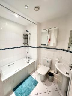 2 Bedroom Apartment near Olympic Park with Free Parking - London - 3