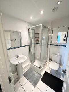 2 Bedroom Apartment near Olympic Park with Free Parking - London - 2