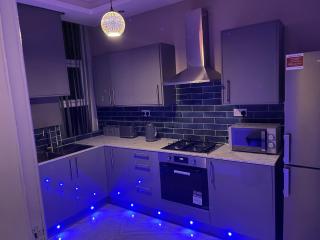 1 Bed Flat - Sleeps 2 - Hot Tub - Parking - Wifi - 5