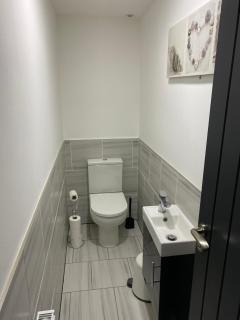 Apex Living NE - Carnegie House 4 Bed House, FREE PARKING FREE WiFi - - 5