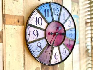 Elegant Apartment - 1 Minute walk to Poole Quay - Great Location - Free Parking - Fast WiFi - Smart TV - Newly decorated - sleeps up to 2! Close to Poole & Bournemouth & Sandbanks - 7